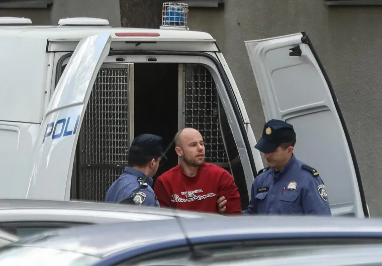Ovo je muškarac koji je objavio rasističku snimku: Prepraćen je na ispitivanje u DORH, stavili mu lisice