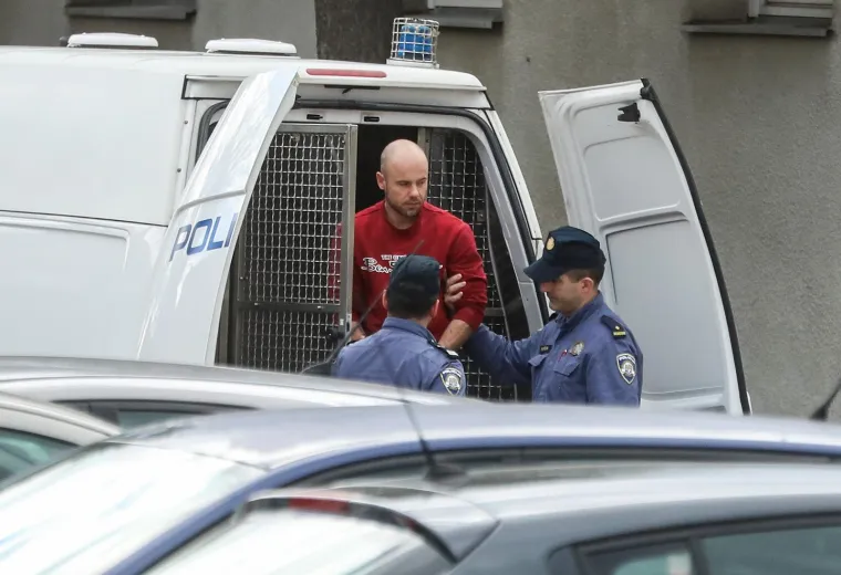Ovo je muškarac koji je objavio rasističku snimku: Prepraćen je na ispitivanje u DORH, stavili mu lisice