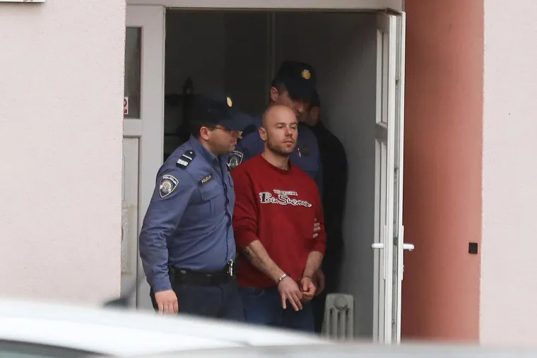 Ovo je muškarac koji je objavio rasističku snimku: Prepraćen je na ispitivanje u DORH, stavili mu lisice