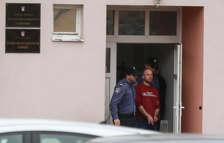 Ovo je muškarac koji je objavio rasističku snimku: Prepraćen je na ispitivanje u DORH, stavili mu lisice