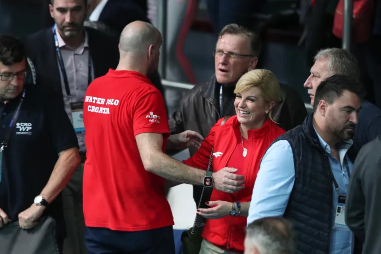 Barakude u bazenu, a Kolinda na tribinama: Pazite u kakvom dru&scaron;tvu biv&scaron;a hrvatska predsjednica prati utakmicu