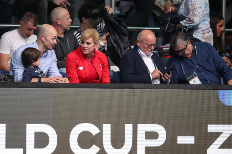 Barakude u bazenu, a Kolinda na tribinama: Pazite u kakvom dru&scaron;tvu biv&scaron;a hrvatska predsjednica prati utakmicu
