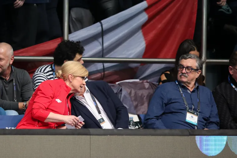 Barakude u bazenu, a Kolinda na tribinama: Pazite u kakvom dru&scaron;tvu biv&scaron;a hrvatska predsjednica prati utakmicu
