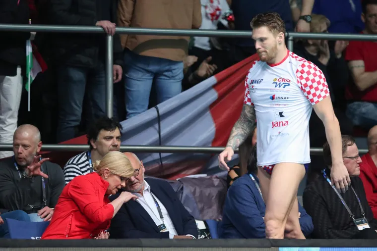 Barakude u bazenu, a Kolinda na tribinama: Pazite u kakvom dru&scaron;tvu biv&scaron;a hrvatska predsjednica prati utakmicu