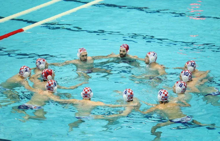 Barakude u bazenu, a Kolinda na tribinama: Pazite u kakvom dru&scaron;tvu biv&scaron;a hrvatska predsjednica prati utakmicu