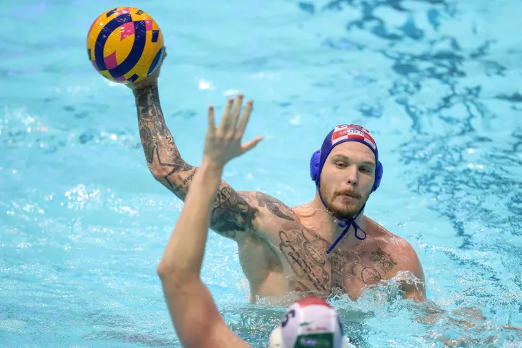 Barakude u bazenu, a Kolinda na tribinama: Pazite u kakvom dru&scaron;tvu biv&scaron;a hrvatska predsjednica prati utakmicu