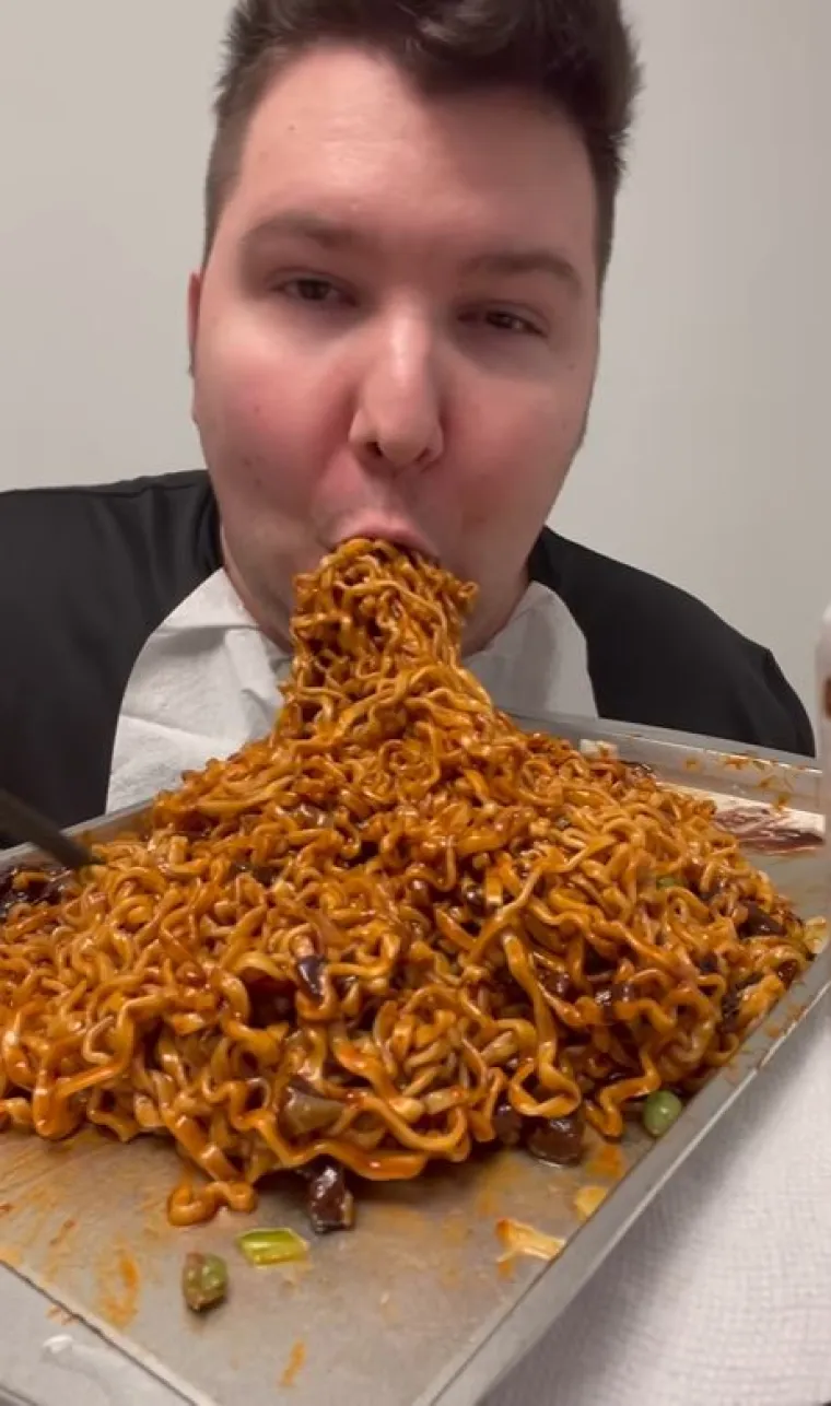 Unatoč nedostacima, ne čini se da će uskoro stati jer je prije tri tjedna objavio svoj najnoviji izazov u kojem je jeo začinjene rezance zajedno s kolegom zvanim Hungry Fatchick.