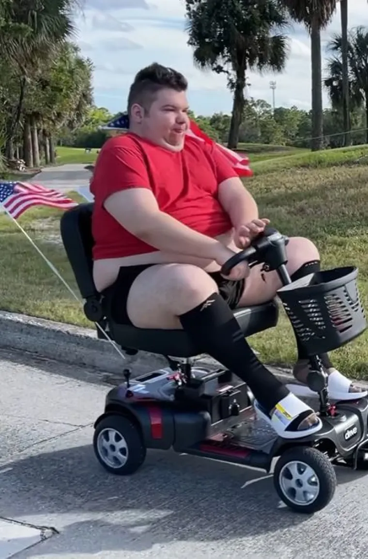 Influencer se naposljetku pridružio YouTubeu prije devet godina i koristio platformu za eksponiranje svoje glazbe. U to je vrijeme također bio vegan i imao je oko 68 kg.