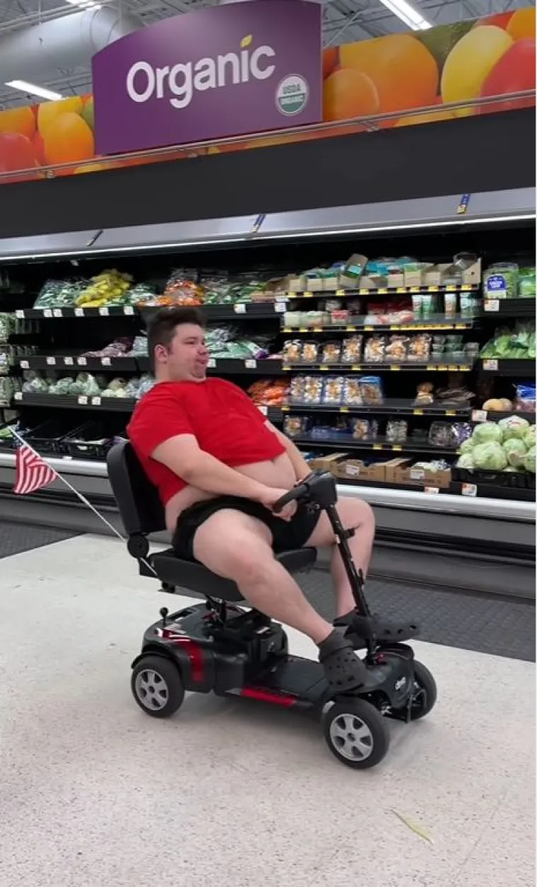 Američki influencer, koji vozi mobilni skuter i kaže da se njegova veličina temelji na vodi u tijelu, također se obogatio radeći video zahtjeve za svoju vojsku pratitelja.