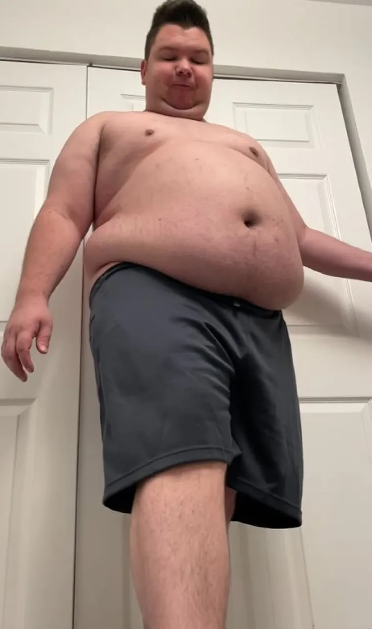 &ldquo;Molim te, idi na dijetu i u teretanu. I ja trebam&rdquo;, napisala je jedna osoba, a druga mu je poručila: "Ubija&scaron; se hranom." Međutim, neki od njegovih mu&scaron;kih pratitelja ostavili su komentare poput "savr&scaron;en si".