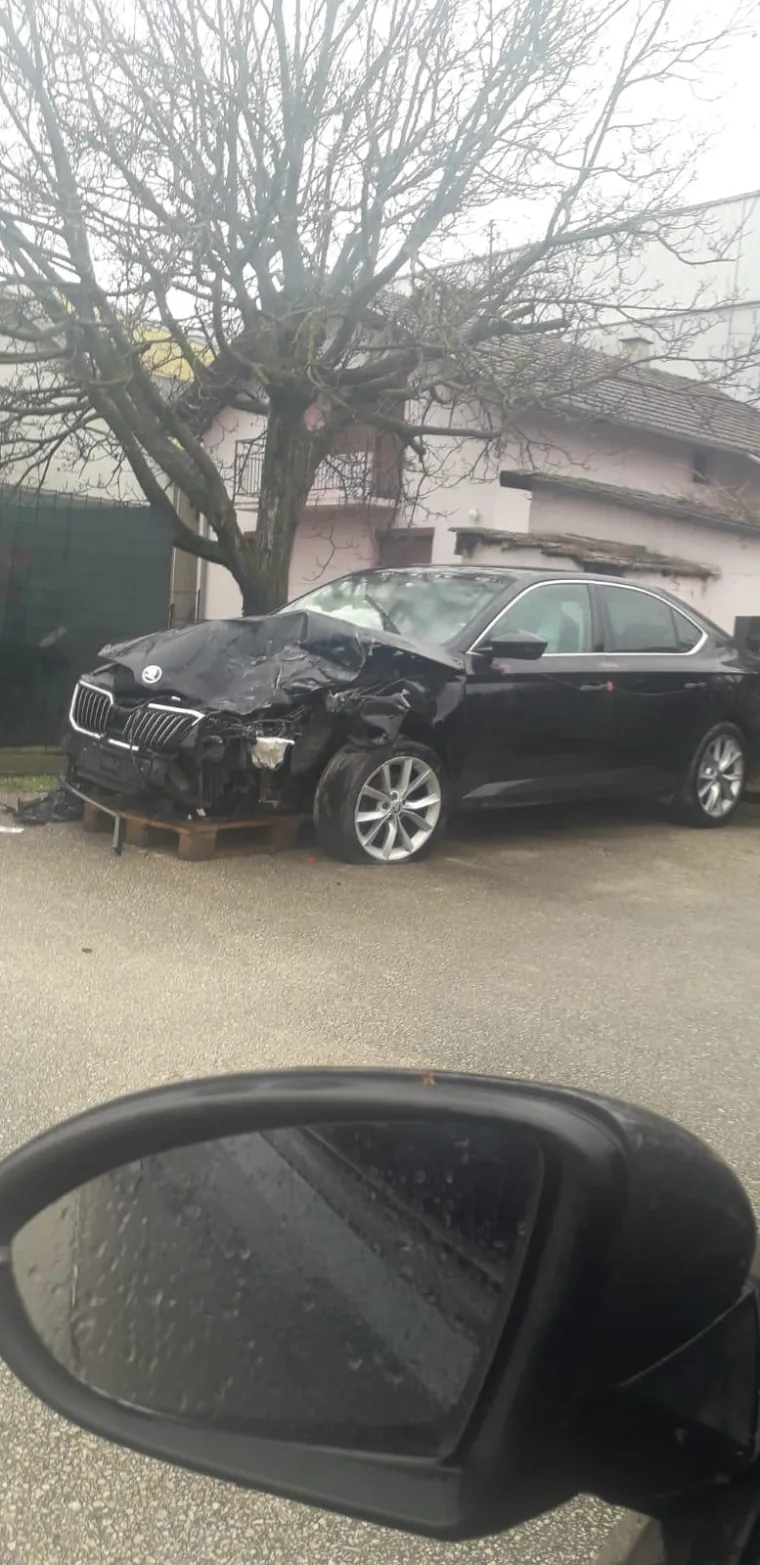 Kolikom se snagom Dekanićev auto zabio u parkirani? Županovo vozilo još stoji pred auto centrom