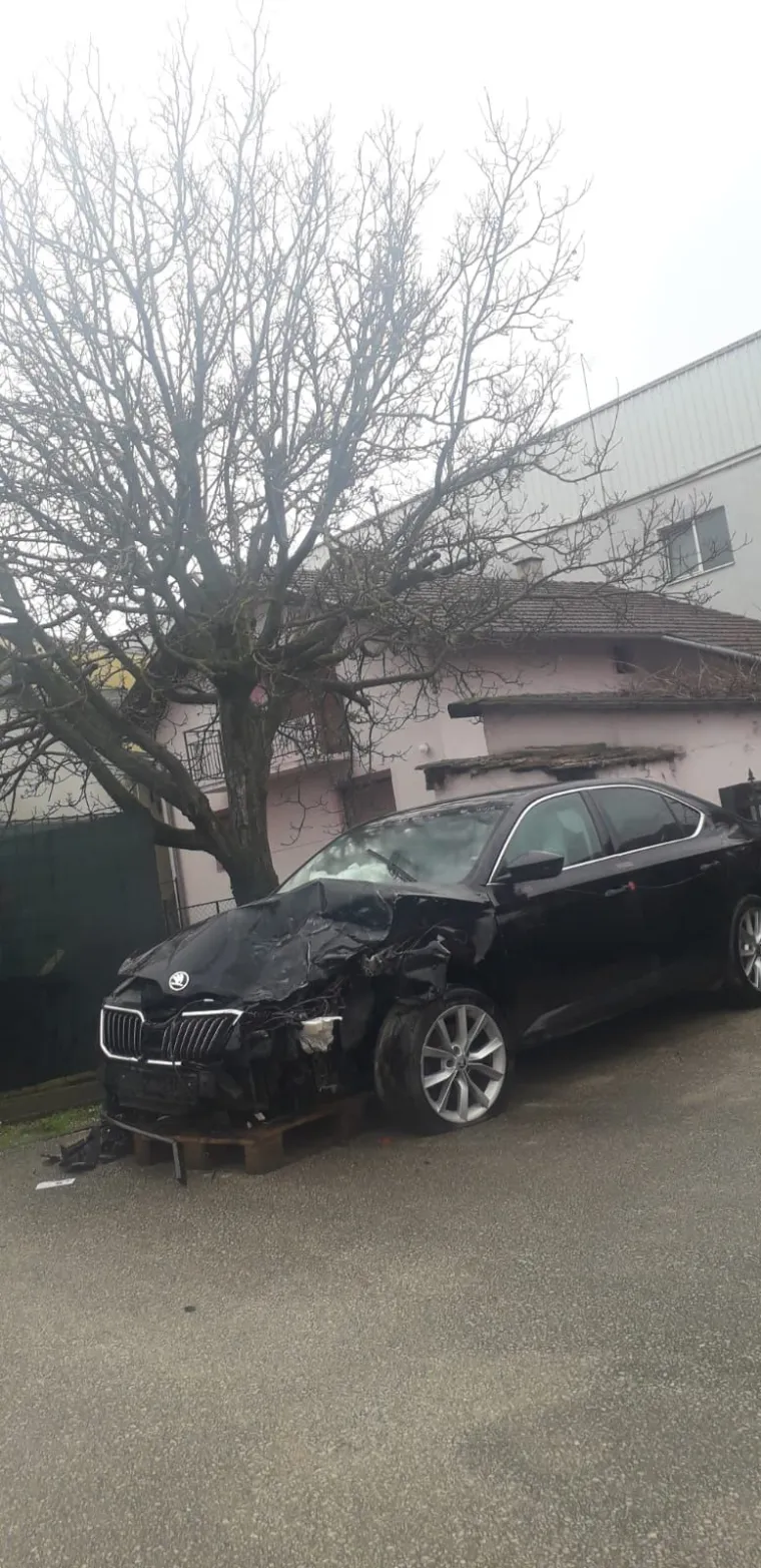 Kolikom se snagom Dekanićev auto zabio u parkirani? Županovo vozilo još stoji pred auto centrom