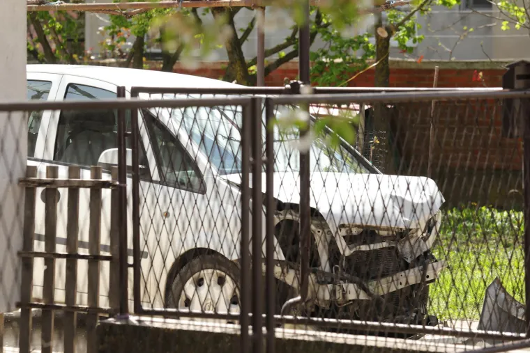 Kolikom se snagom Dekanićev auto zabio u parkirani? Županovo vozilo još stoji pred auto centrom