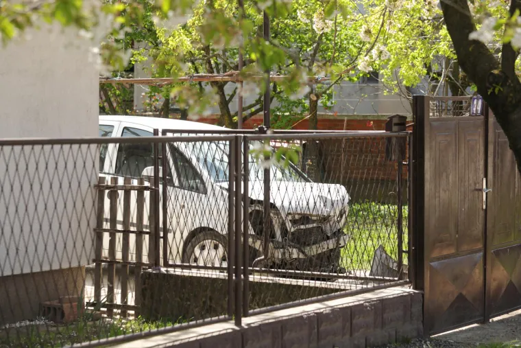 Kolikom se snagom Dekanićev auto zabio u parkirani? Županovo vozilo još stoji pred auto centrom