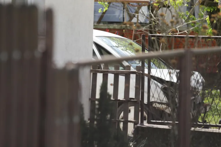 Kolikom se snagom Dekanićev auto zabio u parkirani? Županovo vozilo još stoji pred auto centrom