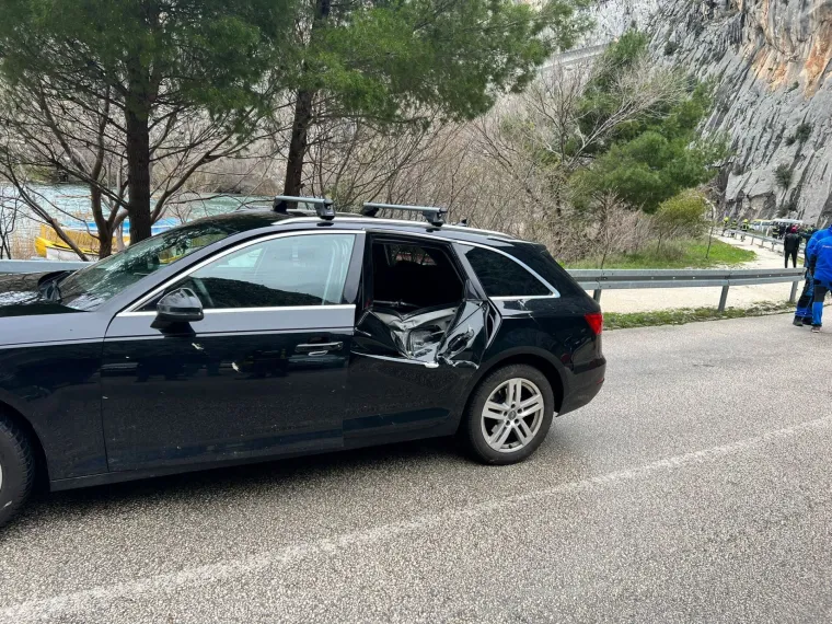 Ovako izgleda automobil na koji se uru&scaron;ilo kamenje. Razbijeno i vjetrobransko staklo na drugom vozilu