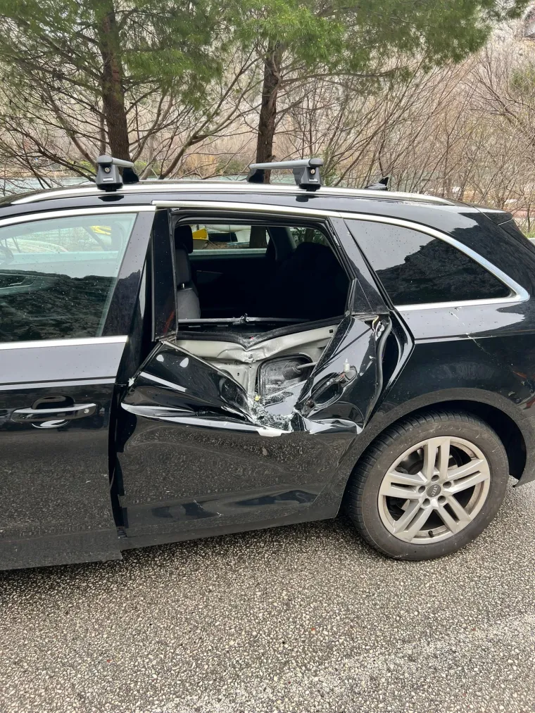 Ovako izgleda automobil na koji se uru&scaron;ilo kamenje. Razbijeno i vjetrobransko staklo na drugom vozilu