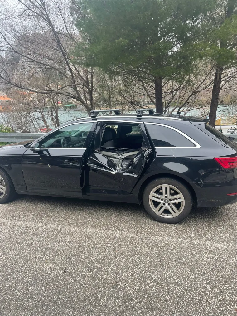 Ovako izgleda automobil na koji se uru&scaron;ilo kamenje. Razbijeno i vjetrobransko staklo na drugom vozilu