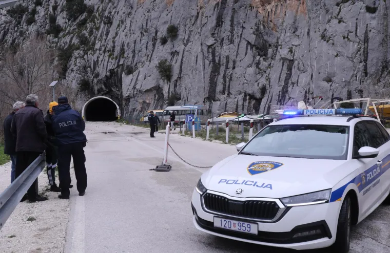 Ovako izgleda automobil na koji se uru&scaron;ilo kamenje. Razbijeno i vjetrobransko staklo na drugom vozilu