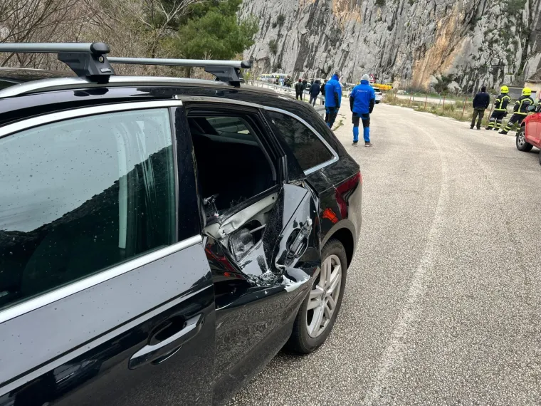 Ovako izgleda automobil na koji se uru&scaron;ilo kamenje. Razbijeno i vjetrobransko staklo na drugom vozilu