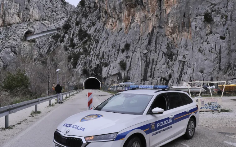 Ovako izgleda automobil na koji se uru&scaron;ilo kamenje. Razbijeno i vjetrobransko staklo na drugom vozilu