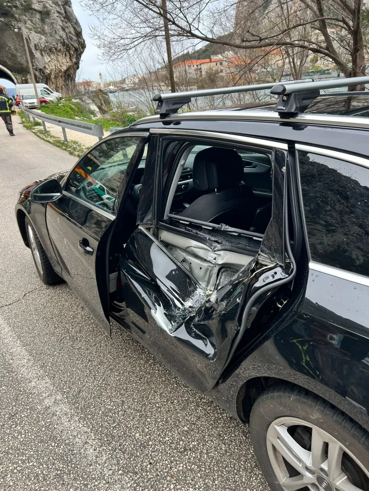 Ovako izgleda automobil na koji se uru&scaron;ilo kamenje. Razbijeno i vjetrobransko staklo na drugom vozilu