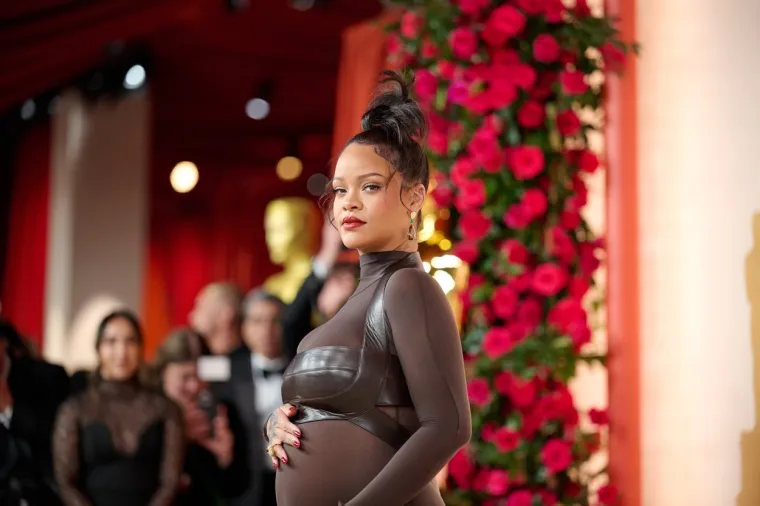Naime, bila je to četvrta kombinaciju koju je Rihanna nosila te večeri. Prvo su je fotografi uhvatili kako ulazi u Dolby Theatre u Los Angelesu u sivoj majici kratkih rukava Eagles, tenisicama Black Vans, zelenom šeširu, zelenoj torbi preko ramena, sunčanim naočalama i golemim zlatnim naušnicama.