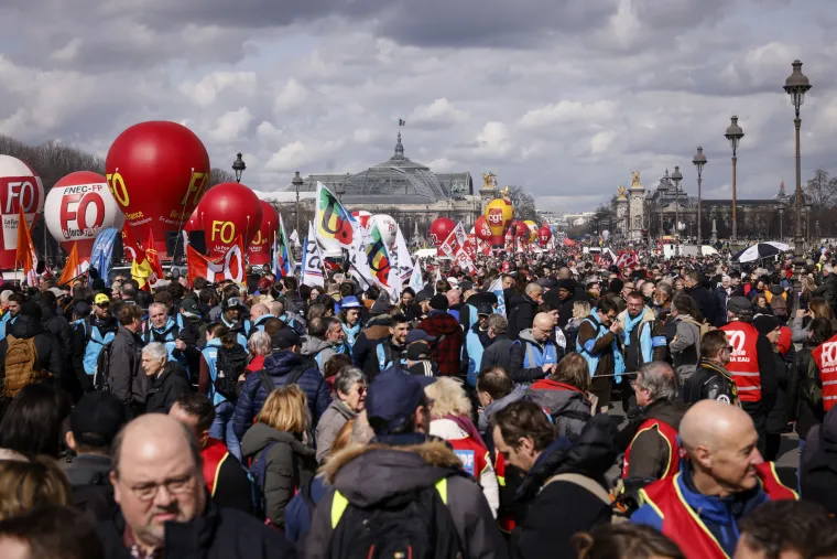 Stotine tisuća Francuza nastavlja marširati ulicama zbog Macronove kontroverzne mirovinske reforme