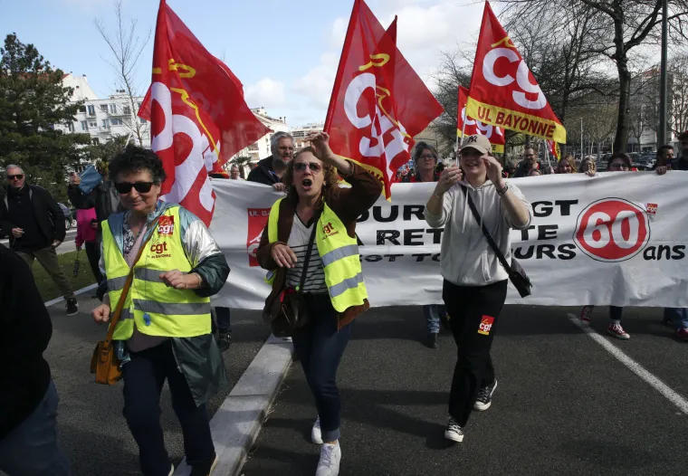 Stotine tisuća Francuza nastavlja marširati ulicama zbog Macronove kontroverzne mirovinske reforme