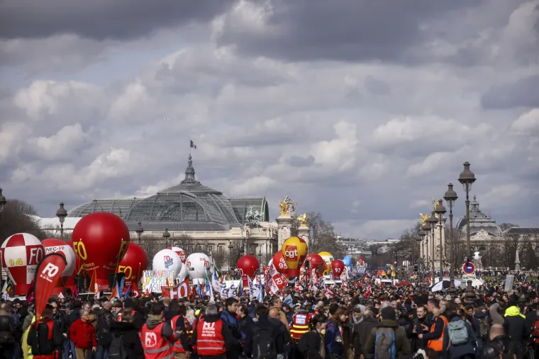 Stotine tisuća Francuza nastavlja marširati ulicama zbog Macronove kontroverzne mirovinske reforme