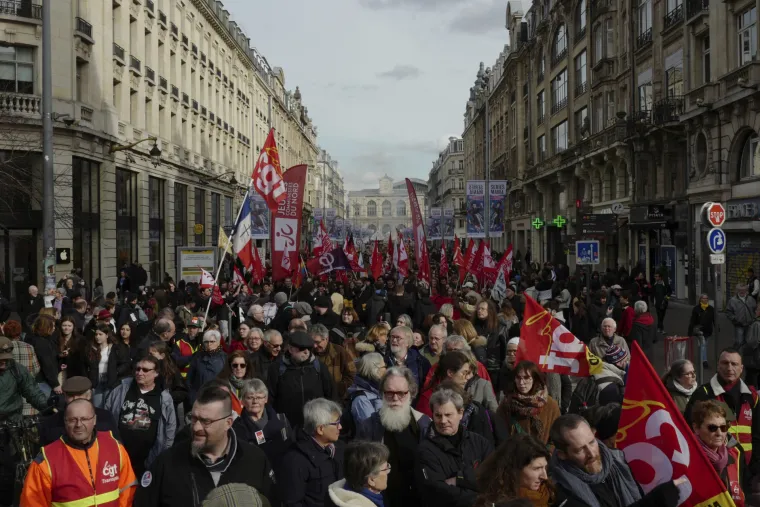 Stotine tisuća Francuza nastavlja marširati ulicama zbog Macronove kontroverzne mirovinske reforme