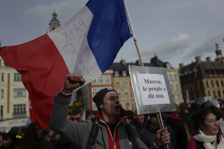 Stotine tisuća Francuza nastavlja marširati ulicama zbog Macronove kontroverzne mirovinske reforme