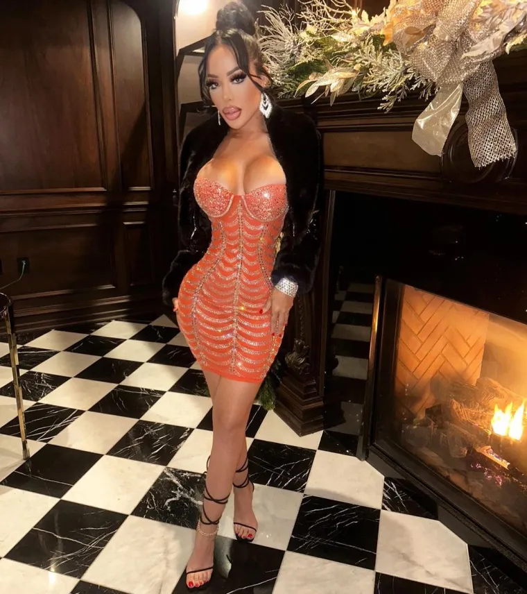 U videu na YouTubeu &quot;Surgery Helps Me Cope With My Boyfriend&apos;s Murder&quot;, Nicole je rekla da je nakon tragedije pala u &quot;duboku depresiju&quot;. Iako se zbog plastičnih operacija osjećala bolje, Nicole je svaki tjedan posjećivala terapeuta. Na kraju kratkog filma, Nicole se sastaje sa svojom mamom i bratom kako bi pokazala svoju posljednju seriju plastičnih operacija. Njezina mama Gladys je zabrinutog izraza lica rekla: &quot;Što je s tobom? Dosta, molim te, previše te volim.&quot;