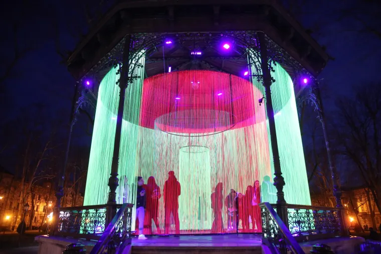 Instalacije &quot;Među oblacima&quot; i &quot;Neonski krugovi&quot; krase Zrinjevac tijekom Festivala svjetla 