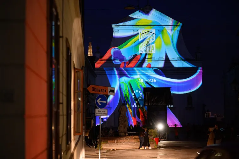 Instalacija Novi sjaj na pročelju crkve sv. Katarine 