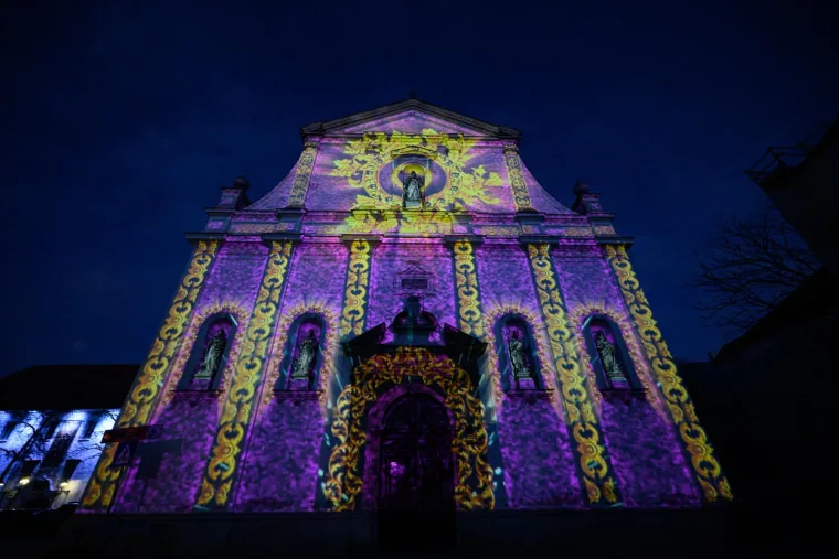 Instalacija Novi sjaj na pročelju crkve sv. Katarine 