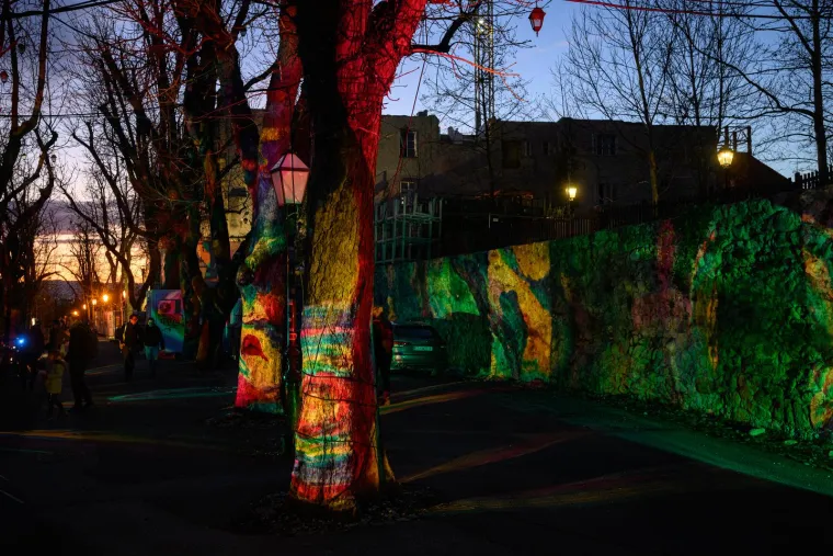 Instalacija Promenada boja na Strossmayerovom &scaron;etali&scaron;tu 