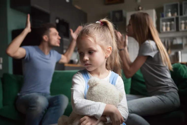 Bilo da te osoba povrijedila emocionalno ili si bila žrtva fizičkog zlostavljanja. Takve traume iz djetinjstva su uzrok zašto kasnije u životu teško vjerujemo ljudima.