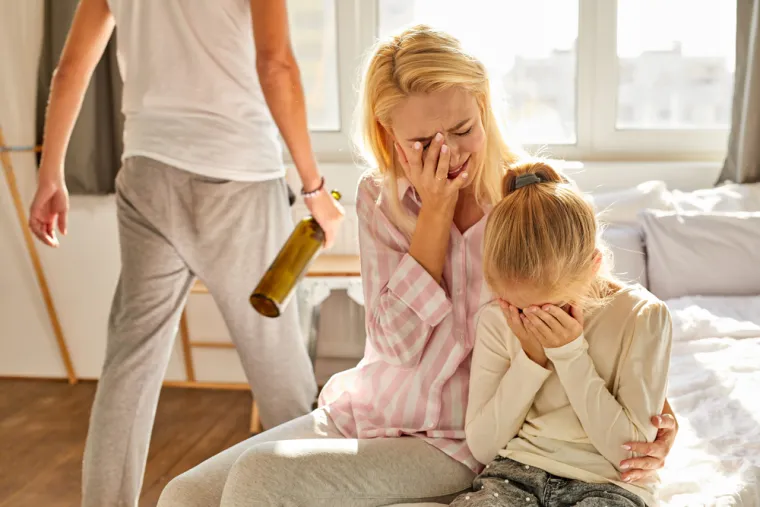 Ovo se javlja u situacijama kada su roditelji toksični i svojim ponašanjem poručuju da emocije nisu važne ili da te emocije čine slabom. Kada se odrasta u takvoj okolini, kasnije imamo loš odnos s emocijama i ne znamo se nositi s njima.