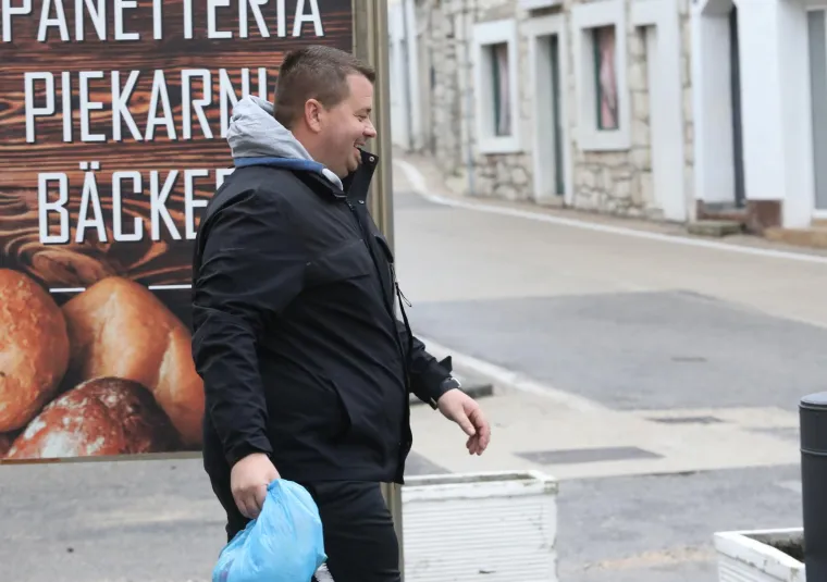 Znate li tko je ovaj tip na slici? Jučer je snimljen kako se šepuri po cesti, a kad vidite što je sve napravio ništa vam neće biti jasno