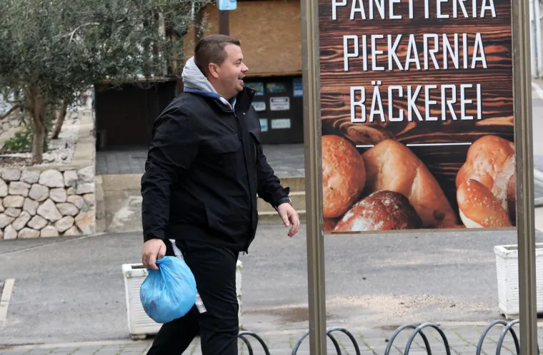 Znate li tko je ovaj tip na slici? Jučer je snimljen kako se šepuri po cesti, a kad vidite što je sve napravio ništa vam neće biti jasno
