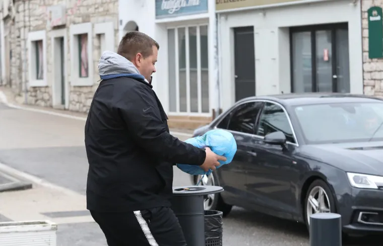 Znate li tko je ovaj tip na slici? Jučer je snimljen kako se šepuri po cesti, a kad vidite što je sve napravio ništa vam neće biti jasno