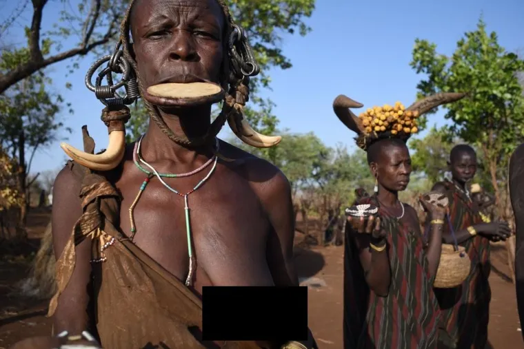 U dolini rijeke Omo u Etiopiji naseljeno je nekoliko plemena, a najupečatljivija je zajednica Mursi, koja živi u blizini granice sa Sudanom. 