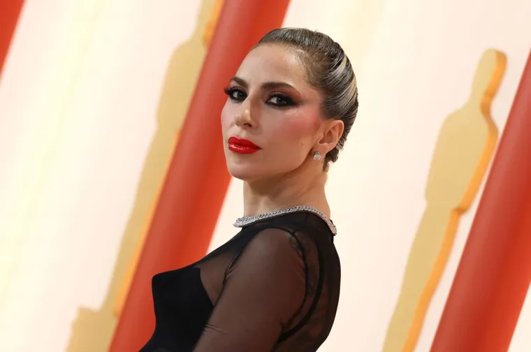 Kad je Lady Gaga 2017. objavila da boluje od fibromialgije, počela se podizati svijest o stanju koje je često pogrešno shvaćeno. Pacijenti s fibromialgijom vrlo često idu od liječnika do liječnika u potrazi za dijagnozom. Fibromialgija je bolest koja se zapravo jako teško dijagnosticira, jer su joj simptomi brojni - prate je jaki bolovi u mišićima, tkivu, kostima i koži. Katkad je samo jači stisak potreban za veliki bol koji oboljeli osjećaju, a i svaki drugi bol je intenzivan i prolazi duže nego kod zdravih ljudi. 