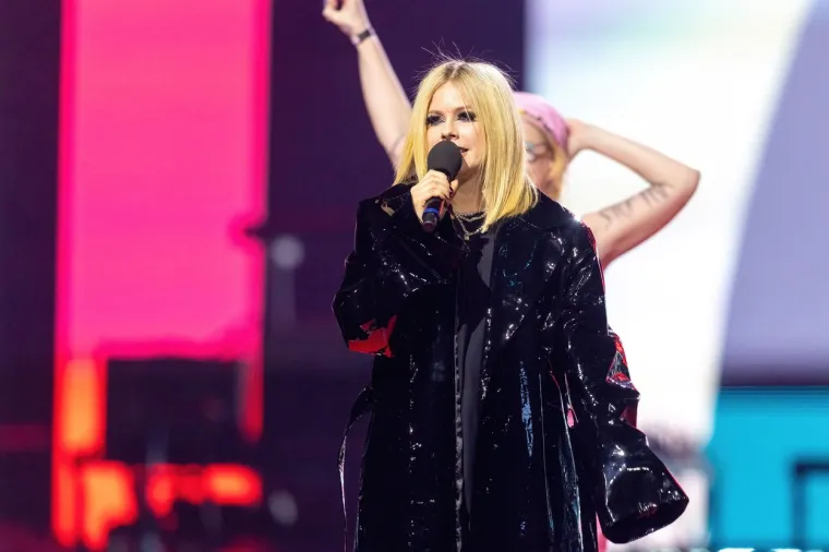 Avril Lavigne boluje od lajmske bolesti. Glazbenica se počela loše osjećati 2014. godine, bila je jako iscrpljena i premorena, a nije joj bilo jasno zašto. No zahvaljujući prijateljici Yolandi Hadid, koja je također bolovala od lajmske bolesti, počela je sumnjati o čemu se radi. Nakon službene dijagnoze kod liječnika počelo je teško razdoblje.

&quot;Bila sam u krevetu dvije je**** godine. Bolest prenosi krpelj koji je zaražen spiralnom bakterijom i morala sam uzimati nekoliko različitih antibiotika istovremeno koji polako ubijaju tu bakteriju&quot;, otkrila je Avril i rekla da se osjećala kao zatvorenica u vlastitom tijelu.