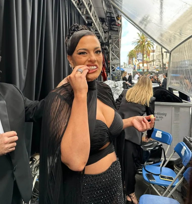 Ashley Graham otišla korak dalje: Plus size model zbog kojeg su se svi naljutili na Hugha Granata skinula se do kraja