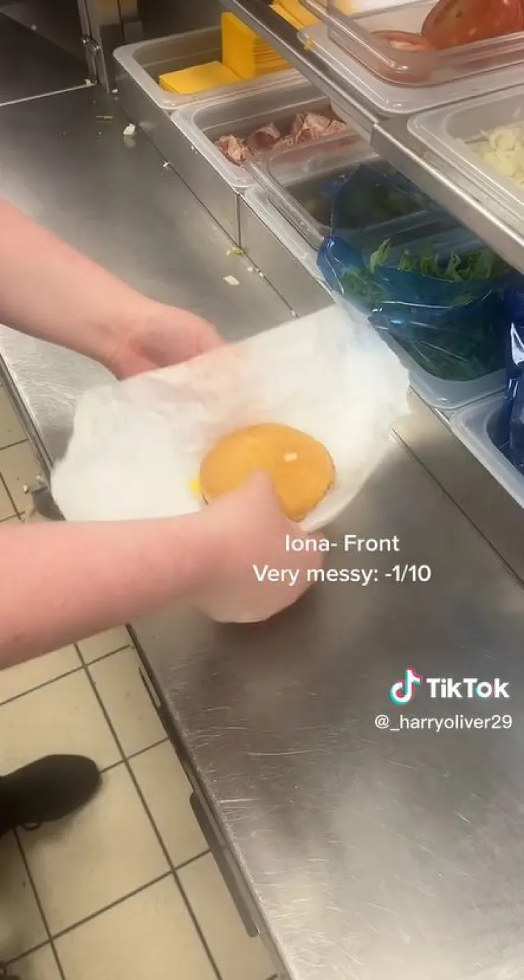 Harry je tada napravio izuzetak ljudima koji su tražili &apos;cheeseburger bez sira&apos; umjesto da samo naruče normalan hamburger. Također je uzvratio kupcima koji su se žalili da u Quarter Pounderu ima sira.