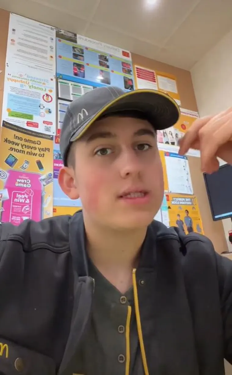 Harry je tada izgrdio kupce koji su svoje frustracije iskaljivali na osoblju kada su aparati za milkshake bili u kvaru.