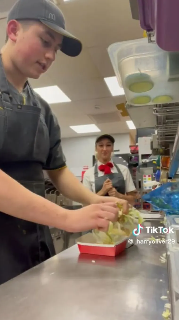 Ali Harry je dodao: “Da budem iskren, volim svoj posao, samo me neki kupci zbunjuju i vjerojatno biste razumjeli samo ako radite u McDonald’su!”