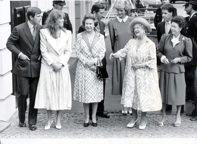 Vojvotkinja je svojevremeno za People rekla da su ona i princeza Diana, koju je od milja zvala &quot;Duch&quot;, bile najbolje prijateljice. Poznavale su se od tinejdžerskih dana, mnogo prije nego što se Diana udala za tadašnjeg princa Charlesa, a Sarah za njegovog brata princa Andrewa. Nedavno je rekla da bi princeza Diana bila &quot;nevjerojatno ponosna&quot; na svojih petoro unučadi.